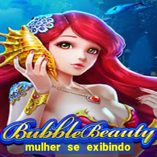 mulher se exibindo ao vivo