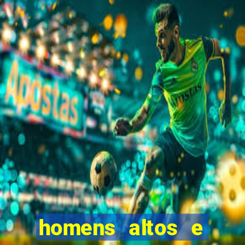 homens altos e magros pelados